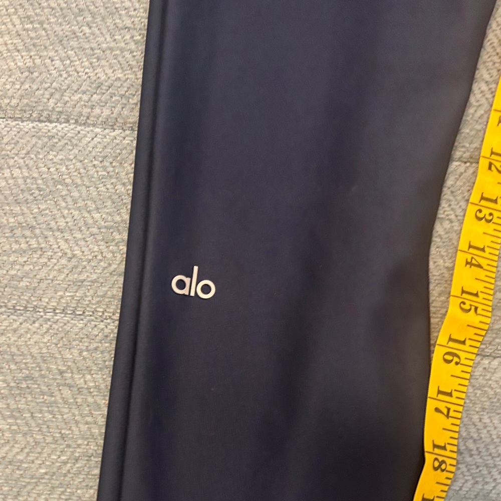 ALO Yoga Navy Leggings 7/8 AirLift Legging. Has a shine to the legging. - Picture 4 of 6